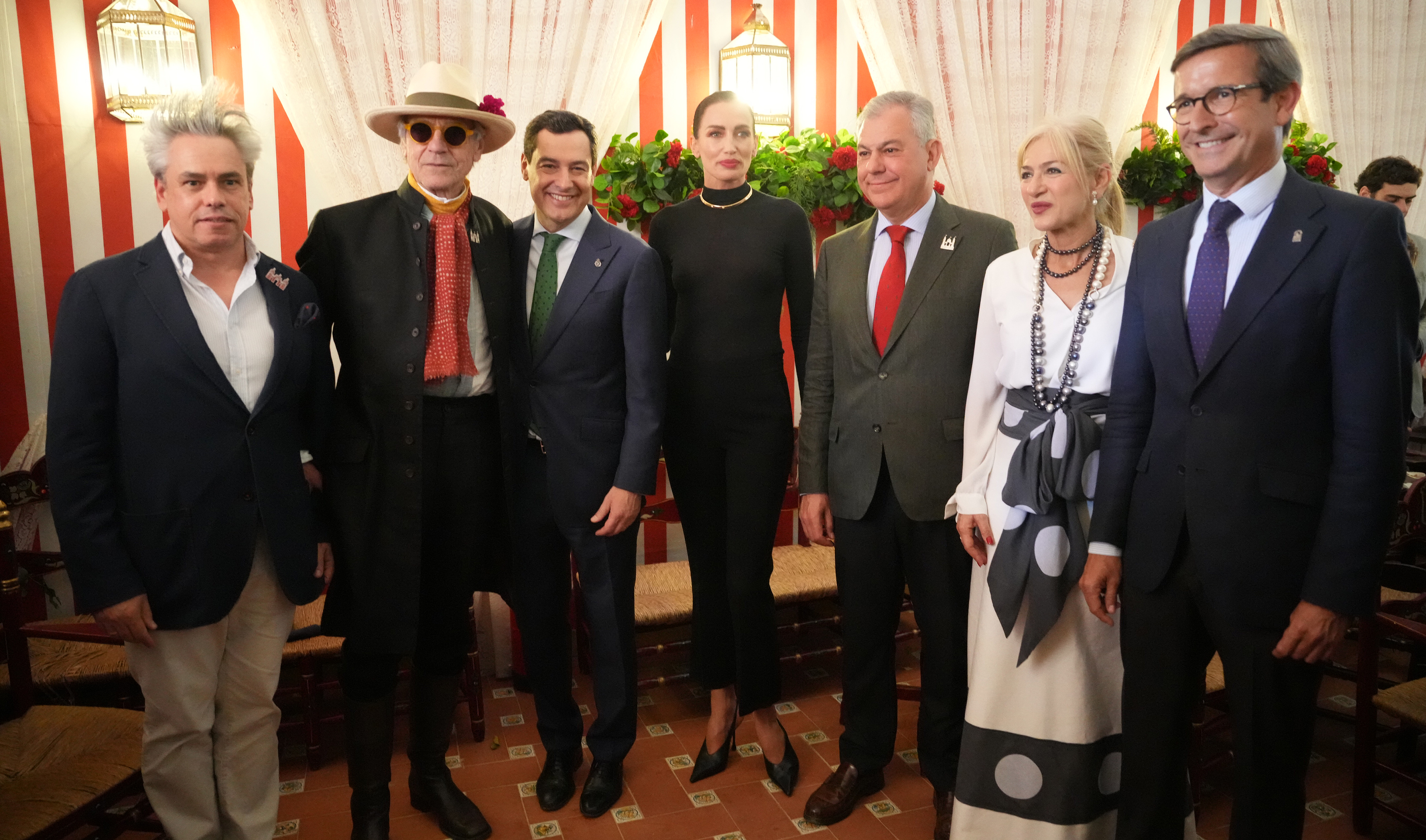 El presidente andaluz, Juanma Moreno, junto al actor Jeremy Irons, la modelo Nieves Alvárez, el alcalde de Sevilla, José Luis Sanz, la consejera de Cultura, Patricia del Pozo, y el consejero de Industria, Jorge Paradela.